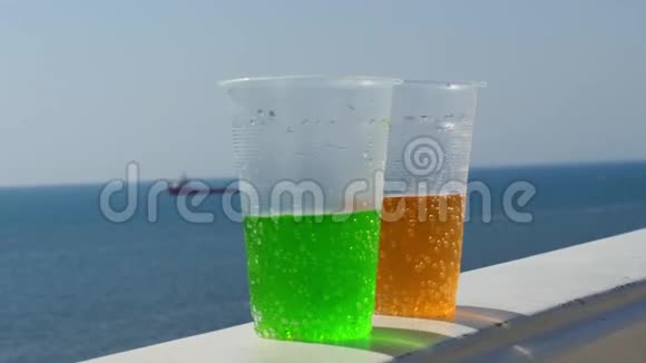 两杯柠檬水在大海和地平线的背景下夏日阳光明媚视频的预览图
