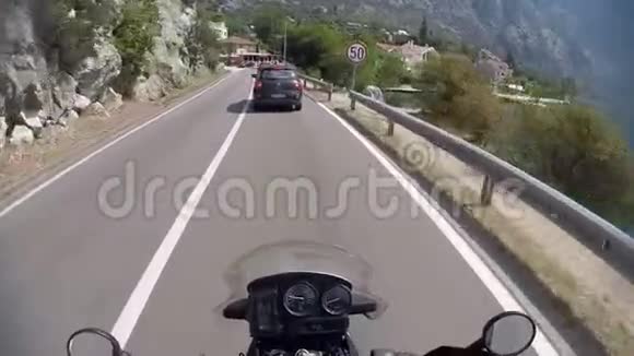 骑着摩托车在黑山的乡村公路山上行驶游览探险之旅波夫在行动摄像机上拍摄视频的预览图
