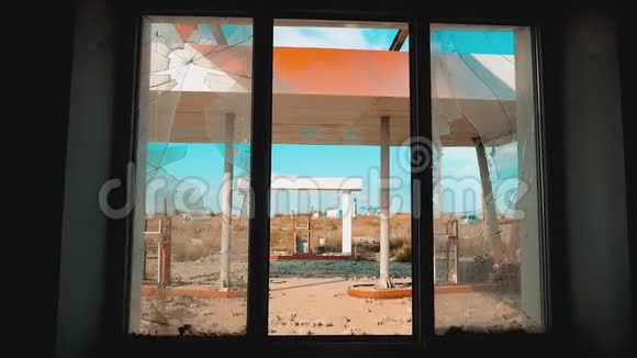 66号公路危机公路66号加油破窗慢动作视频旧的肮脏废弃的加油站U关闭视频的预览图