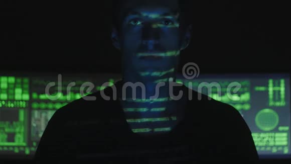 程序员黑客用计算机二进制代码投影和背景动画看相机视频的预览图