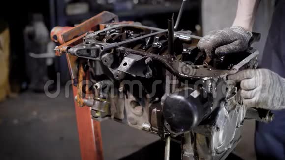 汽车技师正在拆卸旧的脏车发动机取出细节在一个自动服务特写视频的预览图