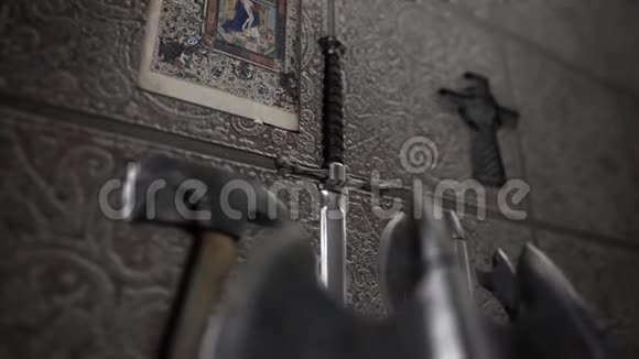 教堂里的中世纪武器视频的预览图