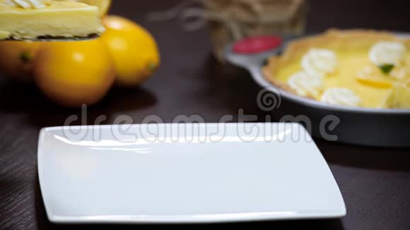 在碗里放一块柠檬馅饼视频的预览图