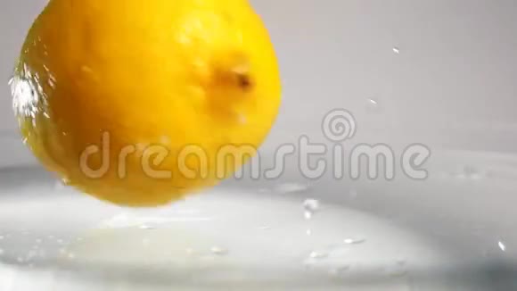 柠檬在水中旋转视频的预览图