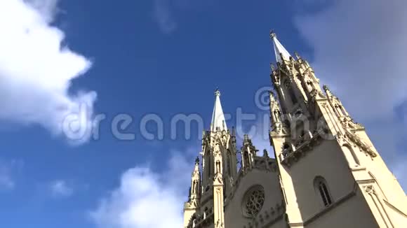 时光流逝中的教堂塔和云景视频的预览图