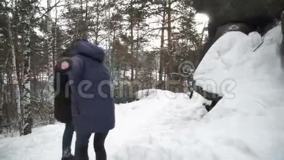 女孩和男孩走在森林小径上视频的预览图