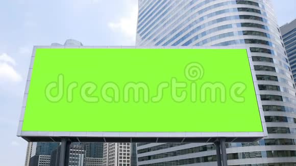 在繁忙的一天一个空白的绿色屏幕模型在商业区的办公楼前时间流逝视频的预览图