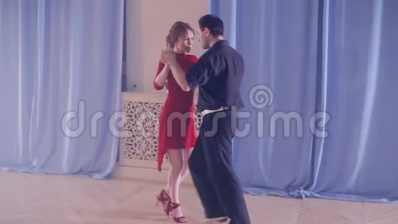漂亮的情侣在跳伦巴舞视频的预览图