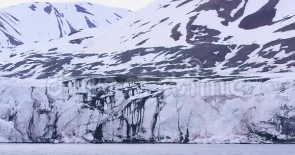在北极的一个巨大的冰川视频的预览图