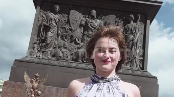在皇宫广场亚历山大柱前穿夏装的快乐女孩视频的预览图
