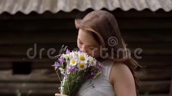 穿着白色裙子手里拿着花的女孩视频的预览图