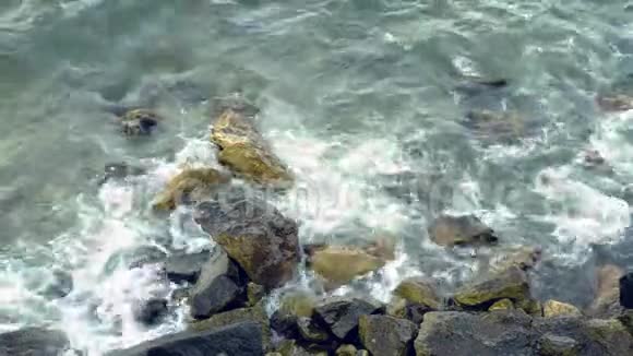 汹涌的海浪冲击着海岸视频的预览图