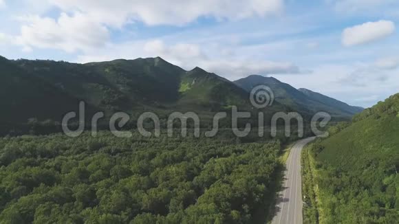 在公路上方山景空中视频的预览图