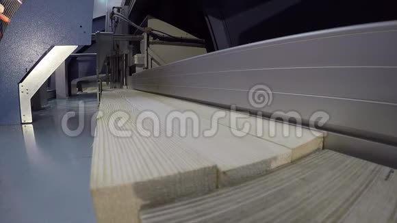 锯木机为木块工业内部现代木工机械工作机切割机视频的预览图