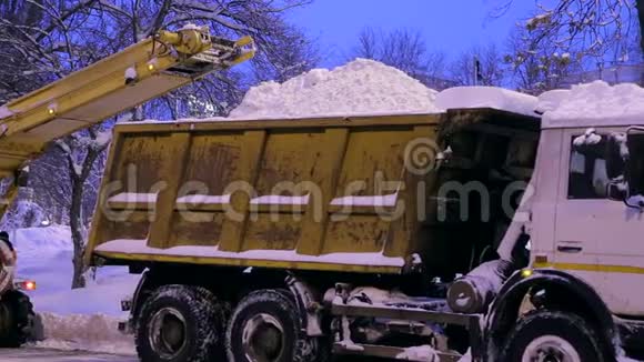 特写专门的雪坑把雪卸到卡车上雪犁在户外视频的预览图