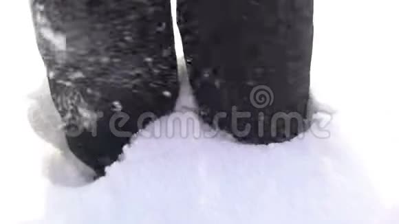人的脚在山上走特写脚在雪地里慢镜头拍摄视频的预览图