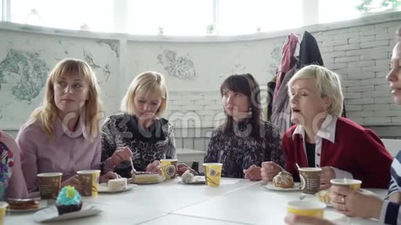 一支友好的女队在咖啡馆喝杯茶那个女孩正在吃蛋糕美味的茶甜点视频的预览图