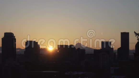 超高清晰度4k电影太阳升起在波特兰市中心或山冬天清晨视频的预览图