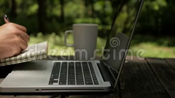 一位自由职业者设计师在花园里的笔记本电脑上寻找创意视频的预览图