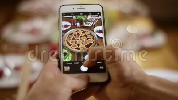 智能手机在圣诞餐桌上拍照视频的预览图