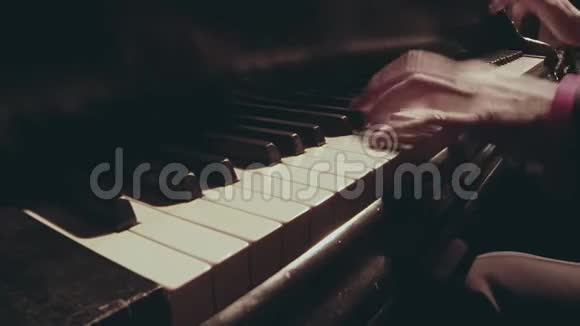 男性成人手弹钢琴视频的预览图