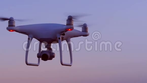 在夜空的背景下飞行的无人机视频的预览图