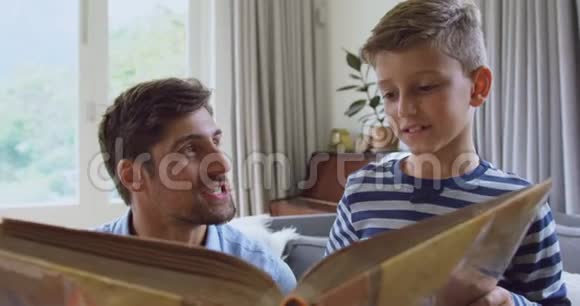 父亲和儿子在家读故事书视频的预览图