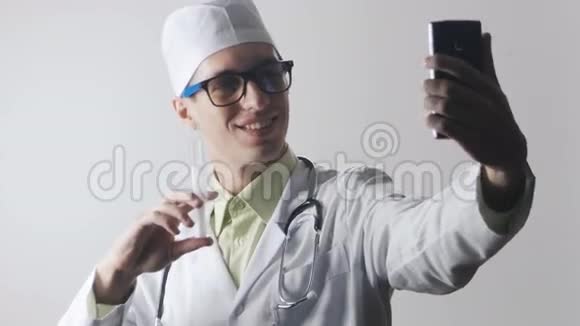 医生用智能手机自拍医务工作者自己拍照视频的预览图