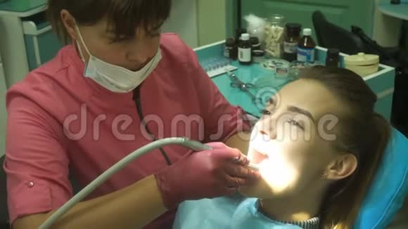 可爱的年轻女孩对待她的牙齿视频的预览图