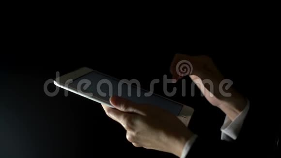商务女性使用黑色背景的触摸屏平板电脑视频的预览图