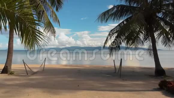 在豪华度假胜地用棕榈树沿着海滩飞行照相机视频的预览图