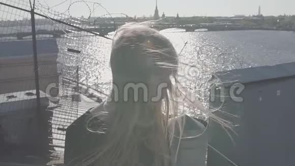 可爱的年轻女子穿着黑色的裙子屋顶上有风景优美的城镇河景视频的预览图