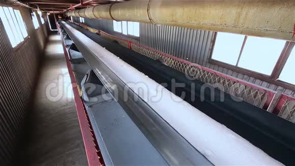 工厂设备陶瓷工厂设备输送机上的粘土运输工业内部运输视频的预览图