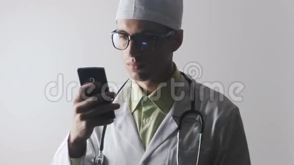 医生使用智能手机医务工作者使用手机上网视频的预览图