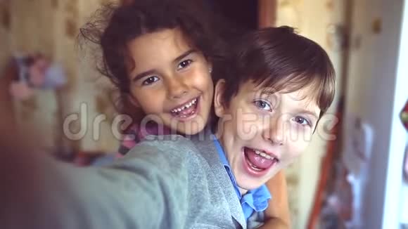 小男孩和女孩拥抱做自拍男孩与女孩拥抱儿童友谊的概念小可爱的男孩和女孩视频的预览图