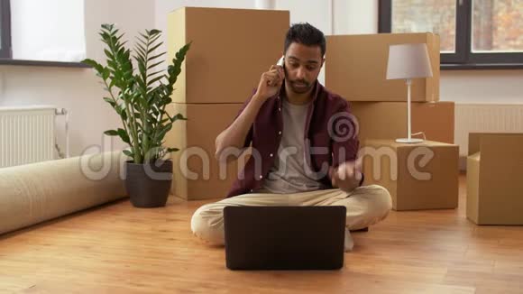 有笔记本电脑和盒子的男人在家打电话视频的预览图
