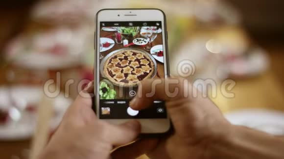 智能手机摄像头在圣诞餐桌上拍照视频的预览图