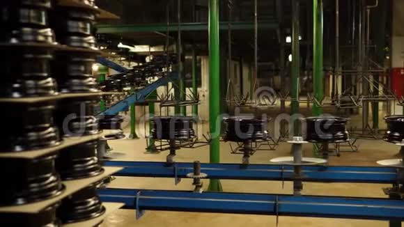 成品黑色压钢圆盘在生产大厅的输送线上视频的预览图