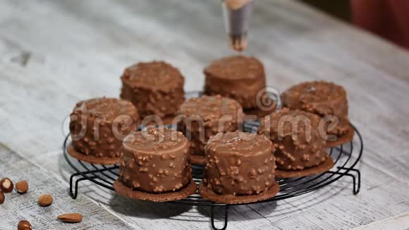 装饰巧克力迷你摩丝蛋糕巧克力榛子摩丝蛋糕上覆盖着巧克力釉视频的预览图