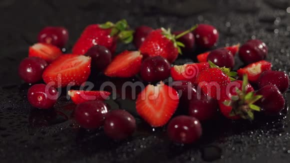 女孩手把草莓放在一把水果上视频的预览图