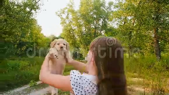 女孩把小狗放在手上视频的预览图