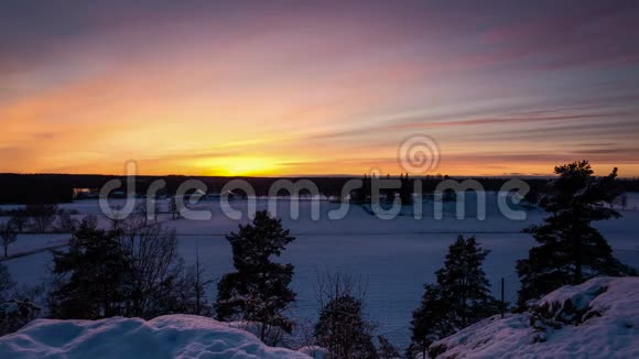 瑞典斯堪的纳维亚半岛卡特林霍尔姆冬季日落的美丽时光视频的预览图
