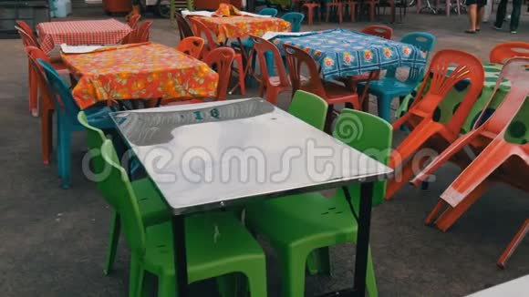 亚洲最便宜的咖啡馆之一的传统塑料桌椅多彩聚乙烯桌布视频的预览图