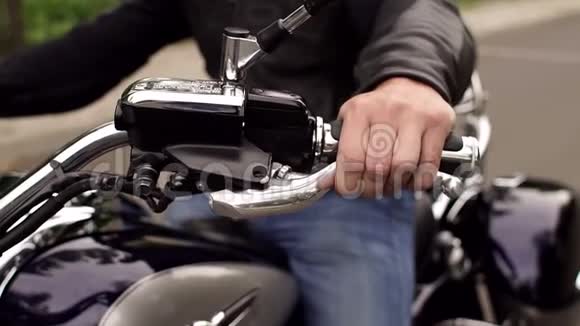 男子摩托车把手的特写镜头视频的预览图