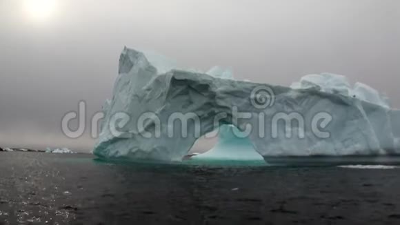 达尔文拱门只是南极洲海洋中独一无二的冰川冰山视频的预览图