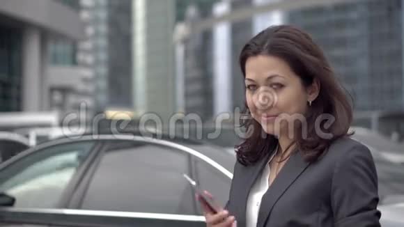 成功的女商人讲手机视频的预览图