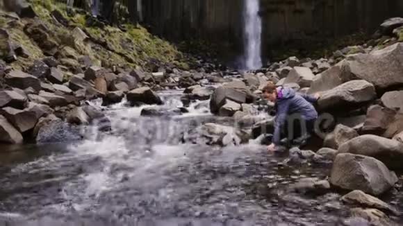 斯卡夫塔菲尔国家公园斯瓦尔蒂沃斯瀑布附近的女人视频的预览图