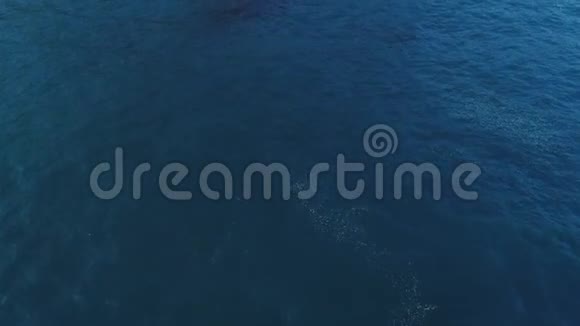海岸岩怀目山海滨风景区空中拍摄视频的预览图