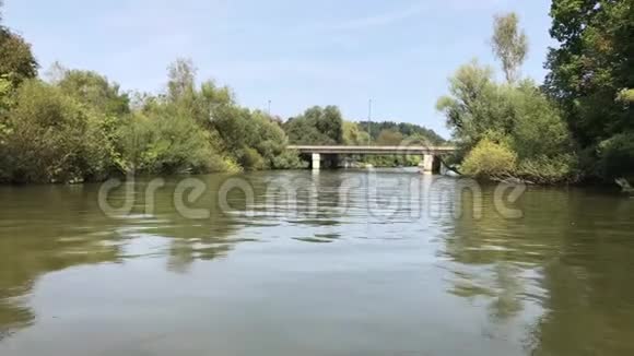 绿色卢布尔雅那河岸视频的预览图