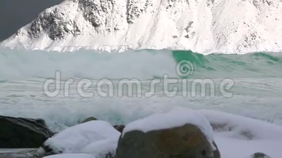 峡湾的冬波慢动作视频的预览图